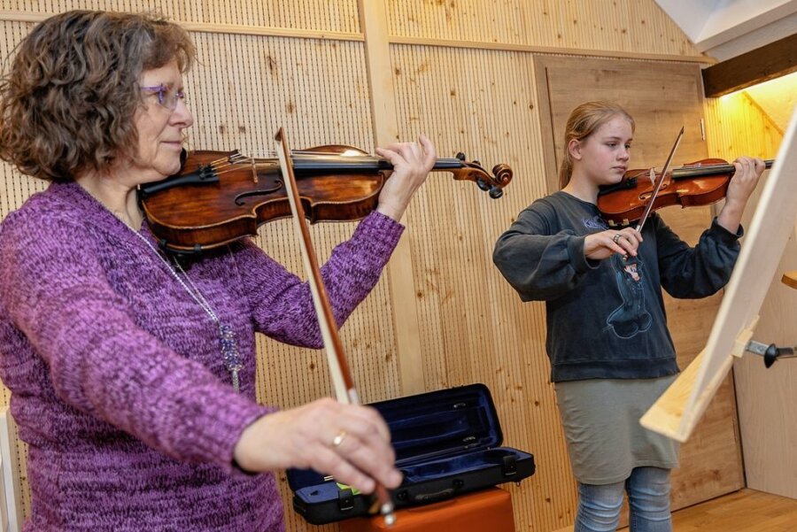 Musikschule Rodewisch: Wo ein schönes Ambiente zum guten Ton gehört - Dank der neuen Schallschutzwand lässt es sich für Kerstin Berlich und Violinenschülerin Leesha Männel ungestörter musizieren.