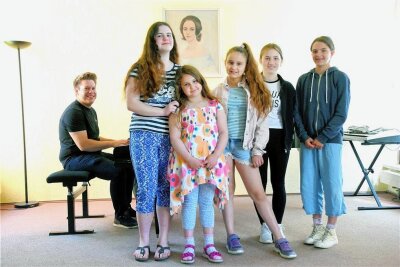 Musikschule Vogtland bereitet Kindermusical vor - Musikschullehrer Pascal Fläschendräger mit Joanne, Natalie, Rebecca, Chiara und Selma, die bei „Felicitas Kunterbunt“ mitspielen wollen.