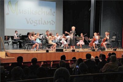Musikschule Vogtland: Im Finale gibt’s mitreißende Filmmelodien - Das Kinderorchester spielte am Samstag beim Abschlusskonzert der Musikschule.