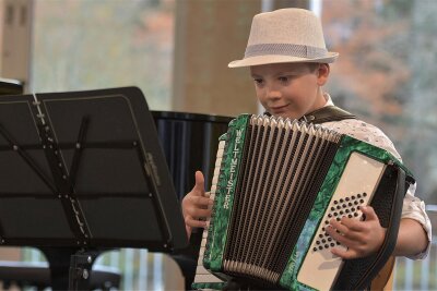 Musikschule Vogtland: Kinder lernen wieder häufiger Akkordeon und Zither - Max Röhlig spielte einen volkstümlichen Heitauer Plattler.