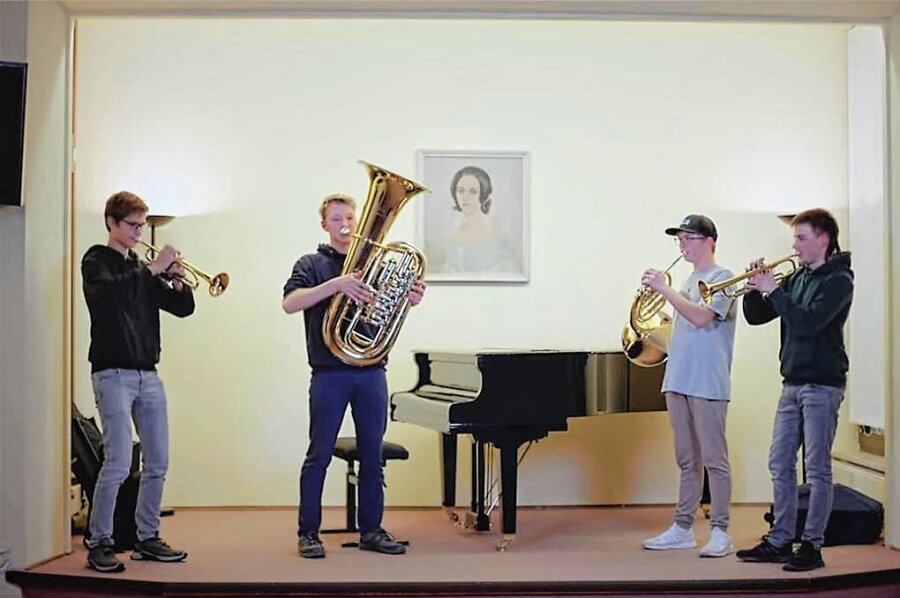 Musikschule Vogtland kommt im Internet ganz groß raus - Das Blechbläser-Quartett Brasslbande der Musikschule Vogtland/Reichenbach spielt die Eingangsmusik.