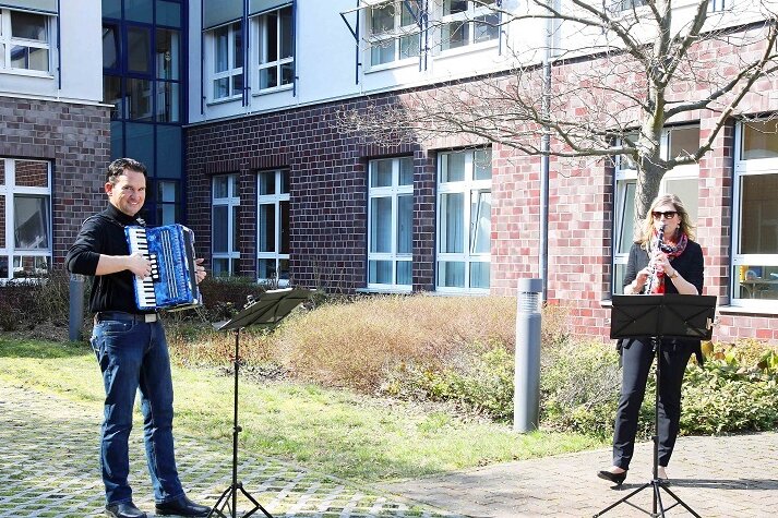 Sylke Blum und Nico Tippelt von der Kreismusikschule "Clara Wieck" haben am Dienstagnachmittag vor der Werdauer Pleißentalklinik musiziert.