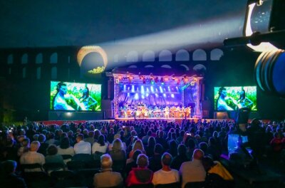 Musikspektakel an der Göltzschtalbrücke - Lichteffekte schufen beim Konzert der Vogtland Philharmonie zusätzlich Atmosphäre. 