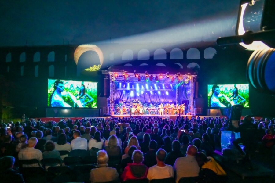 Musikspektakel an der Göltzschtalbrücke - Lichteffekte schufen beim Konzert der Vogtland Philharmonie zusätzlich Atmosphäre. 