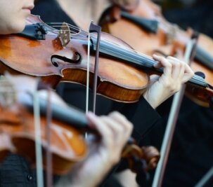 Musiktalente können Meistergeige gewinnen - Violinisten spielen bei einer Opernaufführung in Rheinsberg. Ein Meisterinstrument ist beim Rust-Preis zu gewinnen. 