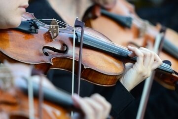 Musiktalente können Meistergeige gewinnen - Violinisten spielen bei einer Opernaufführung in Rheinsberg. Ein Meisterinstrument ist beim Rust-Preis zu gewinnen. 