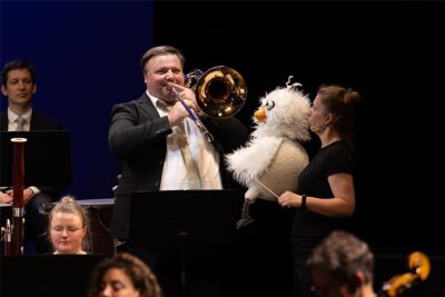 Musikunterricht mal anders: Wenn im Erzgebirge ein Vogel in einen Klassiker hineinmusiziert - Posaunist Daniel Harloff hat nicht nur den neugierigen Theatervogel damit beeindruckt, welche Töne er seiner Bassposaune entlocken kann.