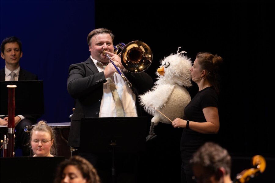 Musikunterricht mal anders: Wenn im Erzgebirge ein Vogel in einen Klassiker hineinmusiziert - Posaunist Daniel Harloff hat nicht nur den neugierigen Theatervogel damit beeindruckt, welche Töne er seiner Bassposaune entlocken kann.