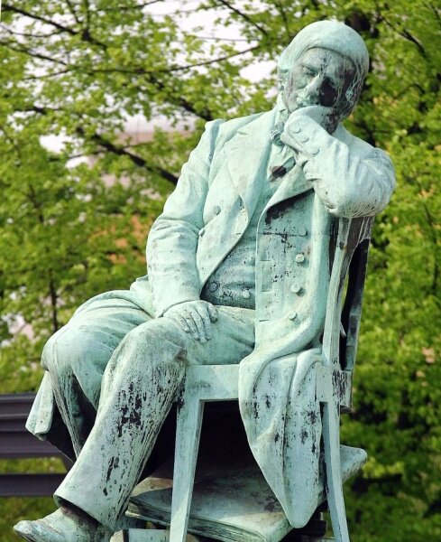 Robert Schumann Statue