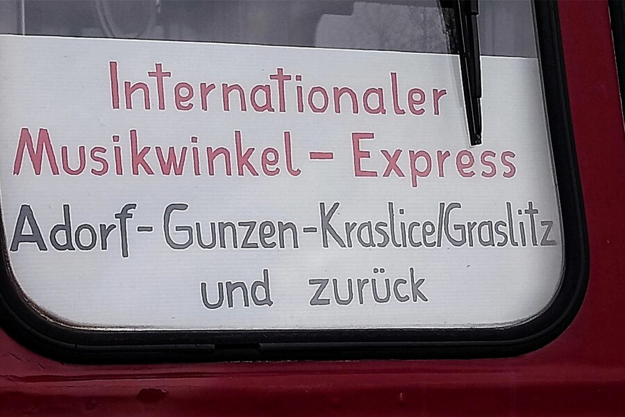 Musikwinkel-Express startet am 4. Februar in Adorf in die Fahrsaison 2024 - Das Schild für den Musikwinkel-Express des Fördervereins Obervogtländische Eisenbahnen.