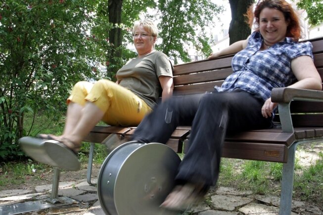 
              <p class="artikelinhalt">Machen sich ein eigenes Bild vom Fitnesspark: Viola Martin (links) und Sara Thiel.  </p>
            