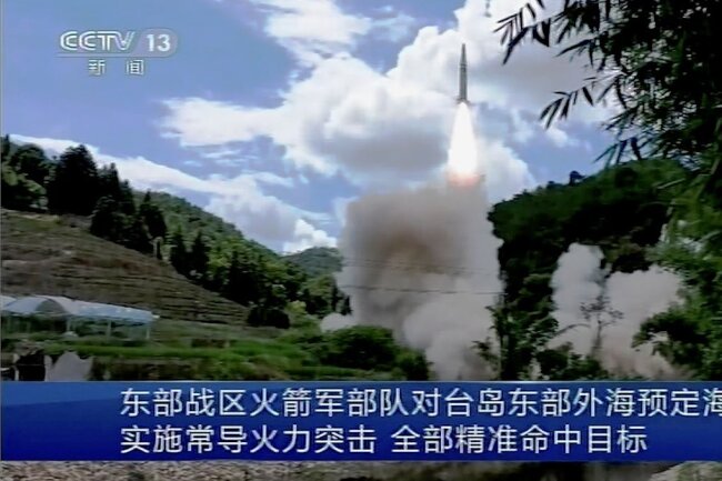Auf diesem Bild, das aus einem Video des chinesischen Fernsehsenders CCTV stammt, wird ein Projektil von einem nicht näher bezeichneten Ort in China abgeschossen. Das Staatsfernsehen meldete, im Osten habe es zur Übung auch "Präzisionsschläge" gegeben.