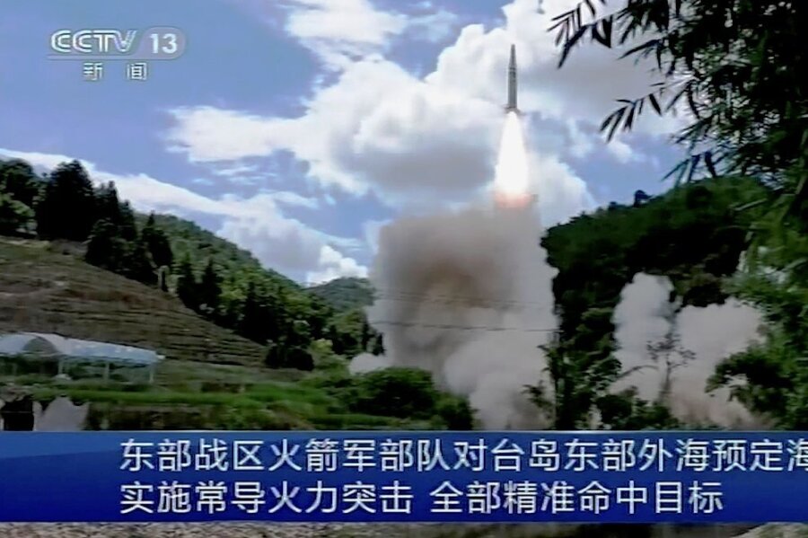 Muskelspiele um Taiwan: Wie groß ist die Kriegsgefahr? - Auf diesem Bild, das aus einem Video des chinesischen Fernsehsenders CCTV stammt, wird ein Projektil von einem nicht näher bezeichneten Ort in China abgeschossen. Das Staatsfernsehen meldete, im Osten habe es zur Übung auch "Präzisionsschläge" gegeben.