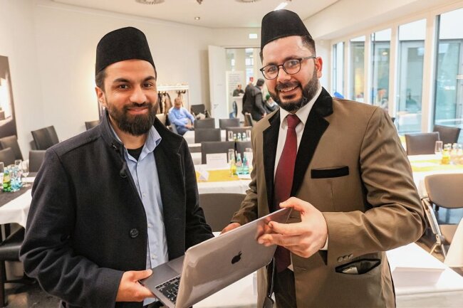 Muslimgemeinschaft in Chemnitz feiert ihre Ankunft in Deutschland - Said Ahmed Arif (l.) und Mohsin Hayat Ranjha hoffen auf eine stärkere Wahrnehmung der Ahmadiyya-Gemeinschaft in der Öffentlichkeit.