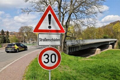 Muss die Muldenbrücke in Waldenburg gesperrt werden? - Die Straßenschäden auf der Waldenburger Muldenbrücke sollen mit der Fahrbahnerneuerung noch in diesem Jahr behoben werden. 