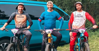 Mut und Muskelkraft als "Motor" - Erreichten in der tschechischen Enduro-Serie zumeist gute Ergebnisse: Marc Schubert, André Schubert und Kevin Lindner (von links) von der Mountainbike-Initiative "Shred-Erz". 