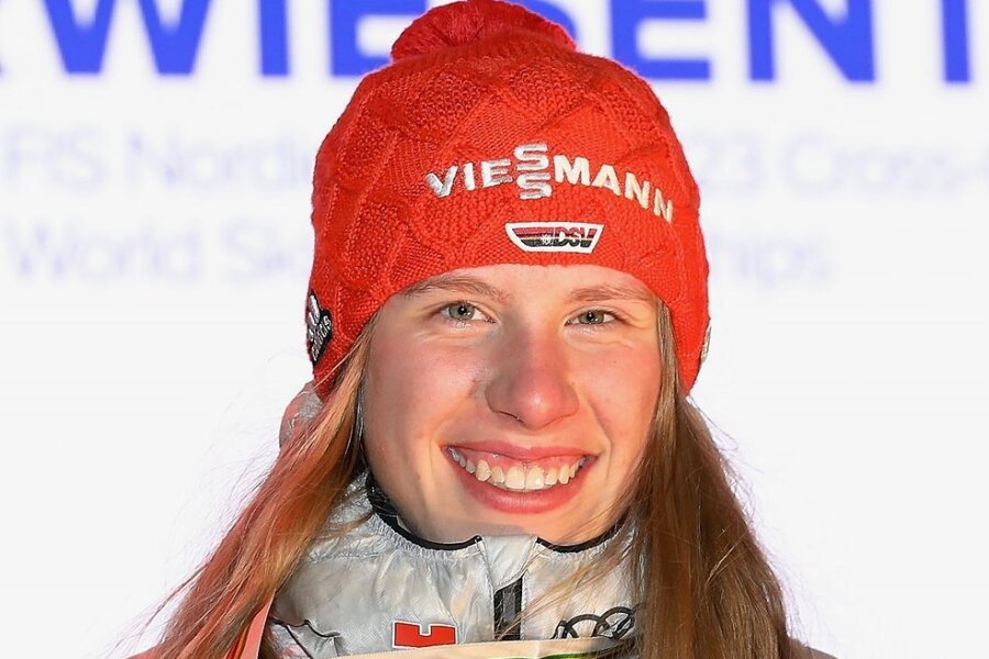 Mutige Sachsenmädels starten mit Platz 13 - Die 18-jährige Kombiniererin Jenny Nowak feierte im Vorwinter in Oberwiesenthal als Junioren-Weltmeisterin ihren größten Erfolg. 