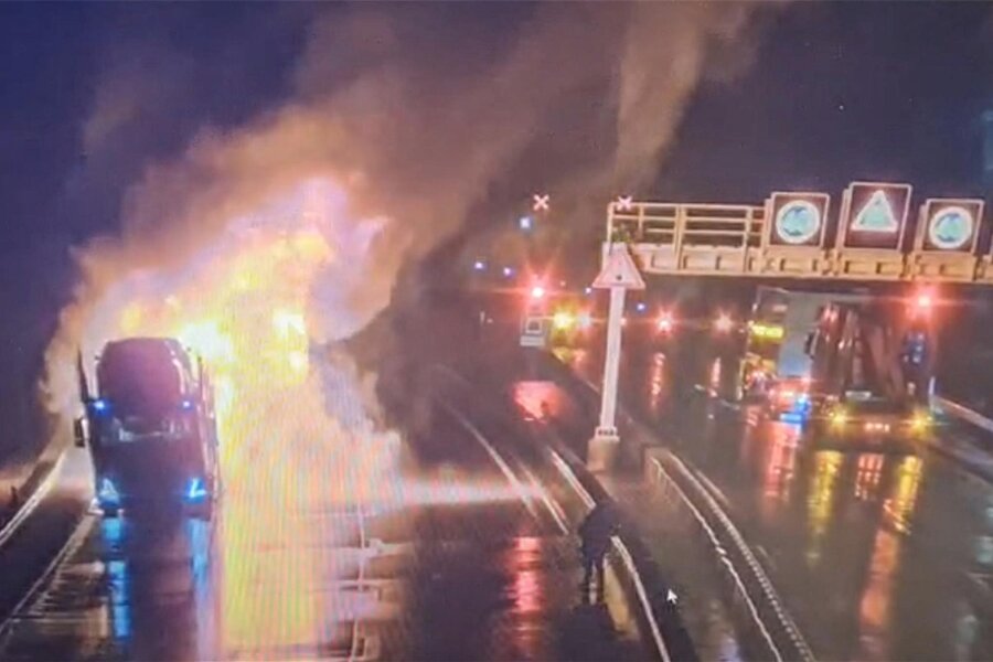 Mutiger Trucker verhindert Feuer-Katastrophe in Deutschlands längstem Straßentunnel - Der Fahrer schaffte es in letzter Sekunde, den brennenden Truck aus dem Tunnel zu fahren.