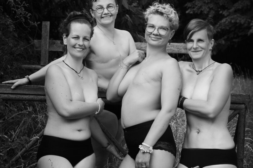 Mutmacherfotos gegen den Krebs - Vier Frauen aus Sachsen haben in diesem Jahr beim Projekt "Schön und stark" mitgemacht - Lilian Langer aus Annaberg-Buchholz (rechts) ist eine von ihnen. 