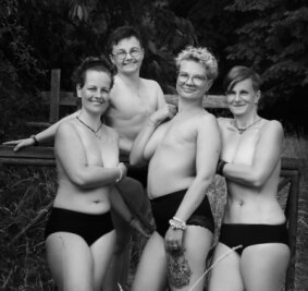 Mutmacherfotos gegen den Krebs - Vier Frauen aus Sachsen haben in diesem Jahr beim Projekt "Schön und stark" mitgemacht - Lilian Langer aus Annaberg-Buchholz (rechts) ist eine von ihnen. 