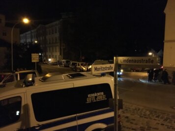 Mutmaßlich bewaffneter Mann soll sich außerhalb von Sachsen aufhalten - Die Polizei prüfte in der Nacht, ob sich der Gesuchte im Postgebäude von Limbach-Oberfrohna verschanzt hat. Das erwies sich als Trugschluss.