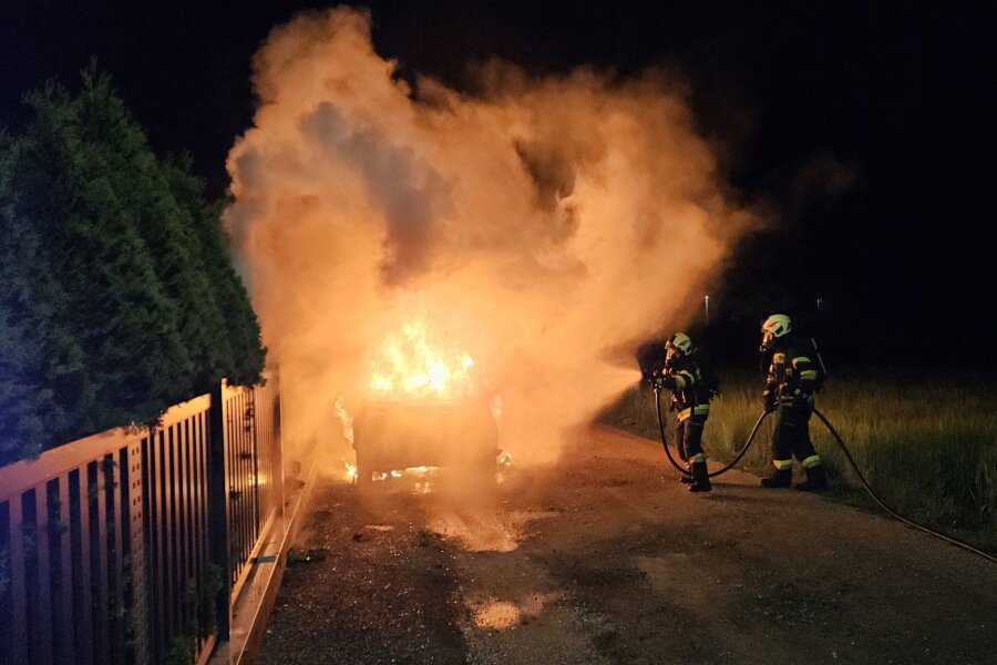 Mutmaßliche Anschlagsserie gegen Zeugen Jehovas - Das Auto eines Mitglieds der Zeugen Jehovas in der Gemeinde Premstätten im südlichen Bundesland Steiermark steht in Flammen.