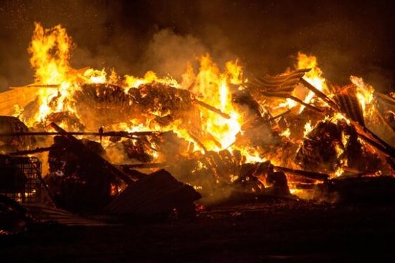 Mutmaßliche Brandstifter nach Scheunenbränden gefasst - Eine Scheune in Naundorf ist am 28. Dezember 2013 ein Opfer der Flammen geworden.