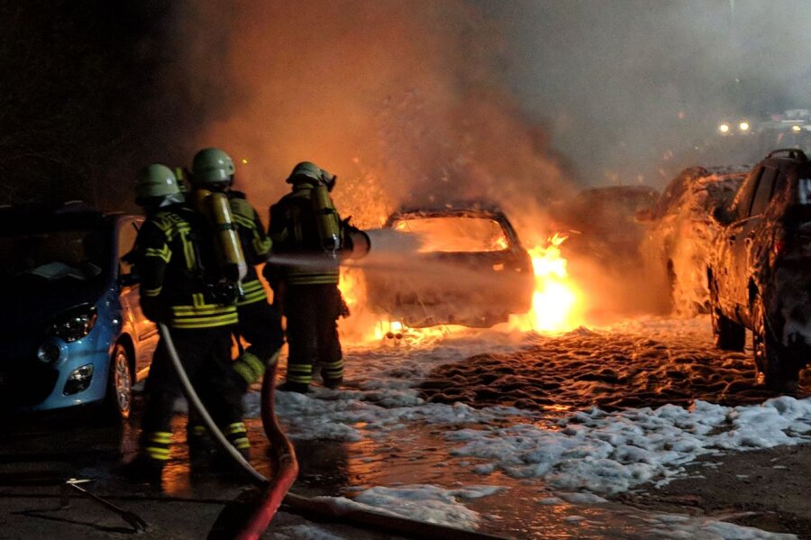 Mutmaßliche Brandstiftung im Erzgebirge: Zehn Autos in Flammen - 