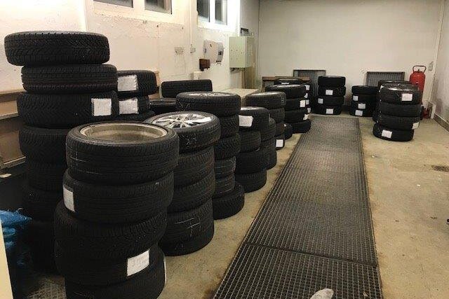 Mutmaßliche Diebe mit Reifen im Wert von 20.000 Euro gefasst - Sichergestellte Reifen - insgesamt waren es knapp 100 Stück