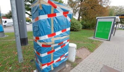 Mutmaßlicher Automatensprenger in Chemnitz verhaftet - Am Gablenzplatz wurde im Oktober 2019 dieser Fahrkartenautomat der CVAG durch Sprengstoff beschädigt. An die Geldkassette kam der Täter dennoch nicht heran.