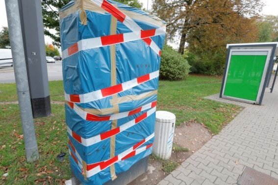 Mutmaßlicher Automatensprenger in Chemnitz verhaftet - Am Gablenzplatz wurde im Oktober 2019 dieser Fahrkartenautomat der CVAG durch Sprengstoff beschädigt. An die Geldkassette kam der Täter dennoch nicht heran.