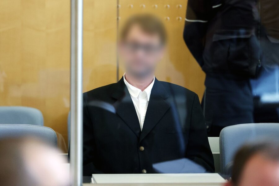 Mutmaßlicher Rechtsterrorist legt Geständnis ab - Der Angeklagte sitzt hinter Panzerglas im Gerichtssaal des Oberlandesgerichts Düsseldorf. Er muss sich als mutmaßlicher Terrorist der rechten "Kaiserreichsgruppe" verantworten.