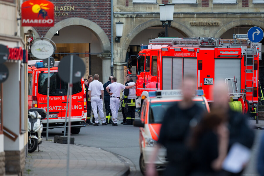 Mutmaßlicher Täter von Münster war wohl psychisch labiler Einzeltäter - Einsatzkräfte der Feuerwehr stehen in der Innenstadt von Münster.