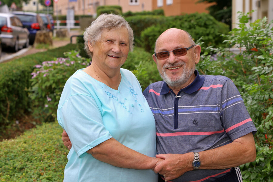 Mutter gesucht - Großfamilie gefunden - Glückliche Geschwister - wiedervereint nach einem Dreivierteljahrhundert: Christel Ehrich und Günter Peleiski.