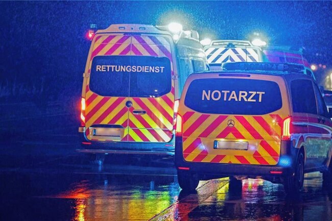 Mutter über Mordversuch an ihrer 17-jährigen Tochter in Zwickau: "Er hat sie aus dem Fenster geworfen wie einen Sack Müll" - Nach Messerattcke und Wurf aus dem Fenster kümmerten sich Rettungskräfte um die 17-jährige Frau. 