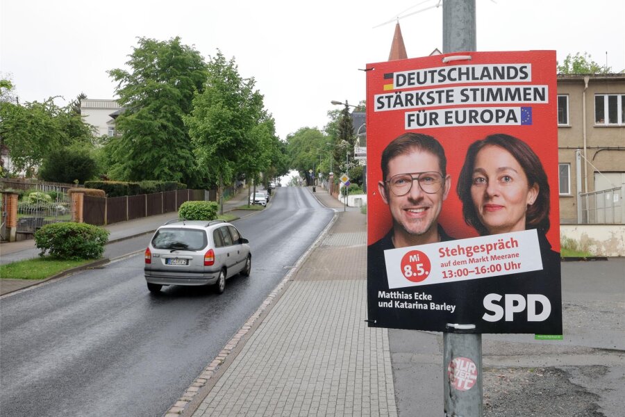 Mutter von SPD-Politiker Matthias Ecke: „Der Angriff ist leider das Ende einer giftigen Saat“ - Mit Plakaten in Meerane wird auf das eigentlich geplante Stehgespräch mit Matthias Ecke hingewiesen.