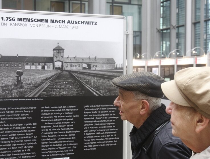 "Mutterseelenallein vor Auschwitz" - 
              <p class="artikelinhalt">Gleise nach Auschwitz: Die Ausstellung der Deutschen Bahn schaute sich am Montag auch Justin Sonder (l.) an. Er überlebte Auschwitz.</p>
            