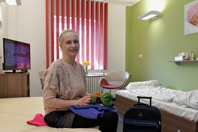 Susann Tanneberger konnte am Donnerstag im Muttizimmer im Freiberger Krankenhaus die Tasche packen. Am Freitag geht es mit ihrem drei Wochen alten Sohn Pepe nach Hause.