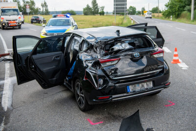 Mutzscheroda: Auto und Sattelzug stoßen zusammen - eine Schwerverletzte - 