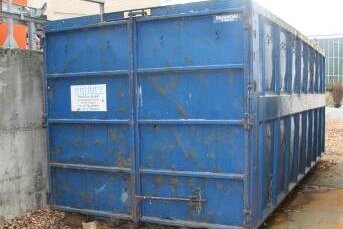 Die Polizei sucht nach derartigen blauen Containern. Sie verschwanden am Wochenende zusammen mit 29 Tonnen Metall von zwei Firmen-Arealen in Mylau.