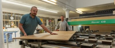 Mylauer Start-up entwickelt beheizbare Schreibtischplatte - Maßarbeit im Bearbeitungszentrum: Firmengründer Tino Semeleit (vorn) mit Maschinenführer Daniel Mandel. 