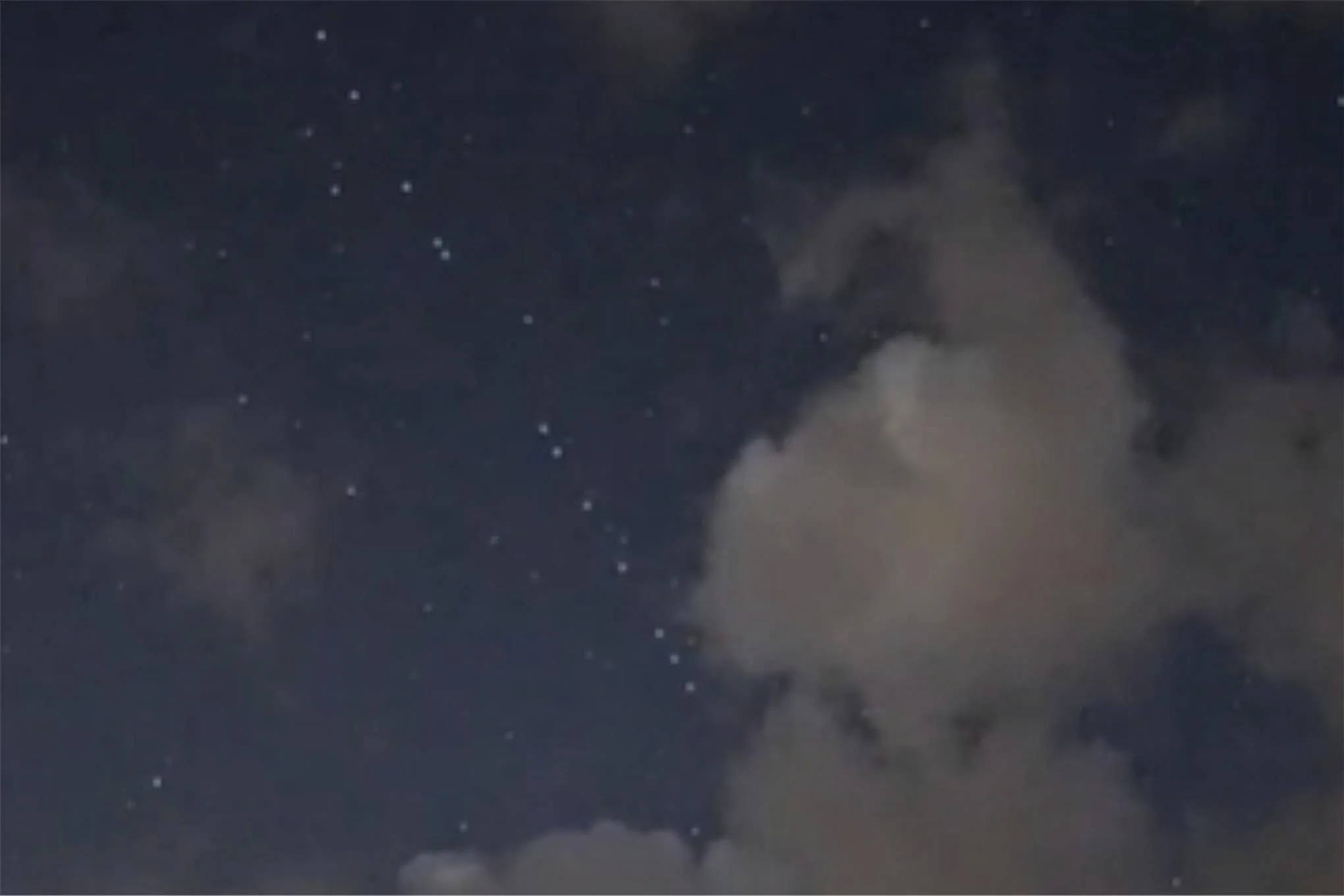 Mysteriöse Lichter über Sachsens Himmel Das hat es mit der „Lichterkette“ auf sich