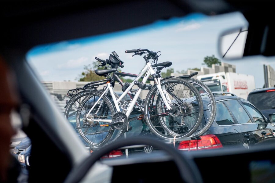 Mysteriöser Fahrradklau auf der Autobahn bei Lichtenau - Das Foto zeigt als Symbolbild Fahrräder an einem Auto.
