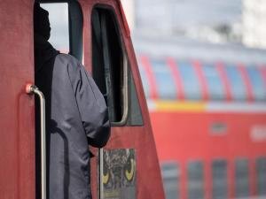 Mysteriöser Mann stoppt Bahnverkehr - Lokführer traumatisiert - 