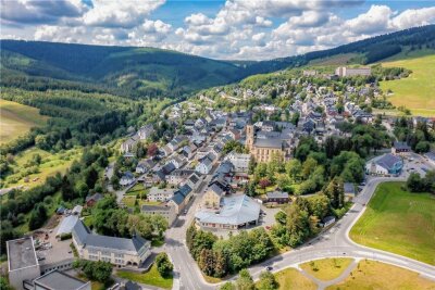 Mysteriöses Donnern am Fichtelberg gibt Rätsel auf - jetzt melden sich die Erzgebirger - Diese Drohnenaufnahme zeigt die Stadt am Fichtelberg. Selbst die Bewohner mitten in Oberwiesenthal hören das dumpfe Grollen und fragen sich, wo es herkommt. 