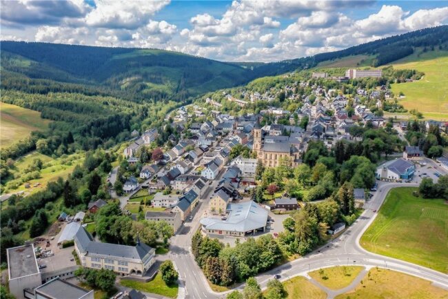 Mysteriöses Donnern am Fichtelberg gibt Rätsel auf - jetzt melden sich die Erzgebirger - Diese Drohnenaufnahme zeigt die Stadt am Fichtelberg. Selbst die Bewohner mitten in Oberwiesenthal hören das dumpfe Grollen und fragen sich, wo es herkommt. 