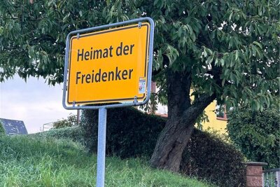 Mysteriöses Ortseingangsschild in Frankenberg aufgetaucht - nicht zum ersten Mal - Dieses rätselhafte Ortseingangsschild stand am Freitagfrüh am Ortseingang Irbersdorf in Richtung Sachsenburg.