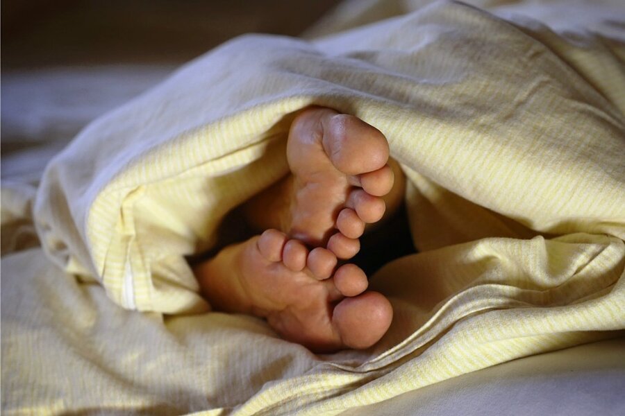 Stimmt es, dass Nacktschlafen unhygienisch ist? Ein Schlafexperte gibt Entwarnung. Trotzdem sollten Menschen, die immer unbekleidet ins Bett gehen, bestimmte Regeln beachten. 