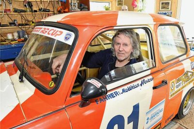 Mythos Trabant: Die "Rennpappe" hat noch nicht ausgedient - Mit seinem orangefarbenen Trabant 601 hat Matthias Neuber früher an vielen Rennen teilgenommen. Im Gegensatz zu manch einem seiner einstigen Konkurrenten besitzt und pflegt er seinen Rennwagen nach wie vor - und will sich niemals von ihm trennen. 