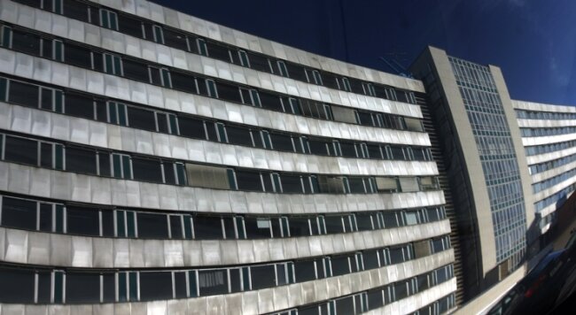"Nächstes Jahr soll der Deckel drauf sein" - 
              <p class="artikelinhalt">139 Meter lang, 14 Meter tief, 33 Meter hoch: Das alte Rawema-Gebäude ist eines der größten Bürohäuser in der City. </p>
            